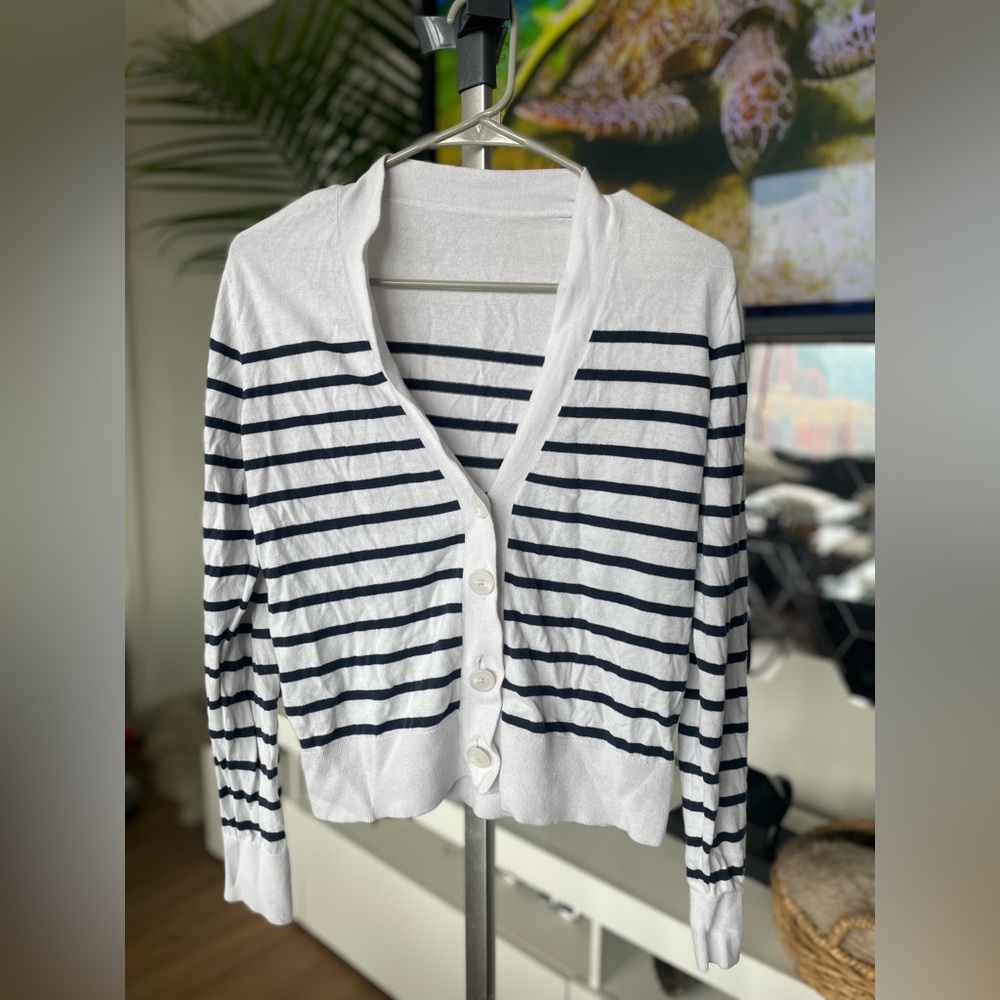 Women’s V Neck Cardigan Sweater size s | Closet Label #116.)
